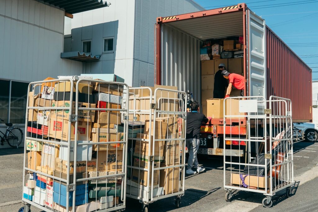 あきなやの物流風景:買い取った大量の雑貨を大型コンテナへ積み込んでいる様子