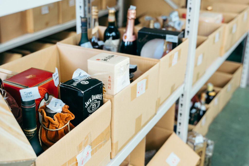 あきなやが買い取ったお酒の画像:箱なしやパッケージに傷がある状態のウイスキーや日本酒など