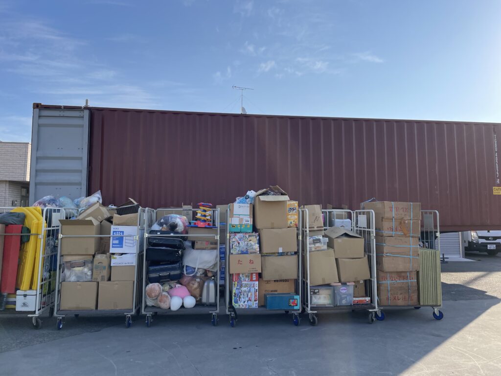あきなやの物流風景:大型コンテナへ積み込まれる前の買い取った大量の雑貨